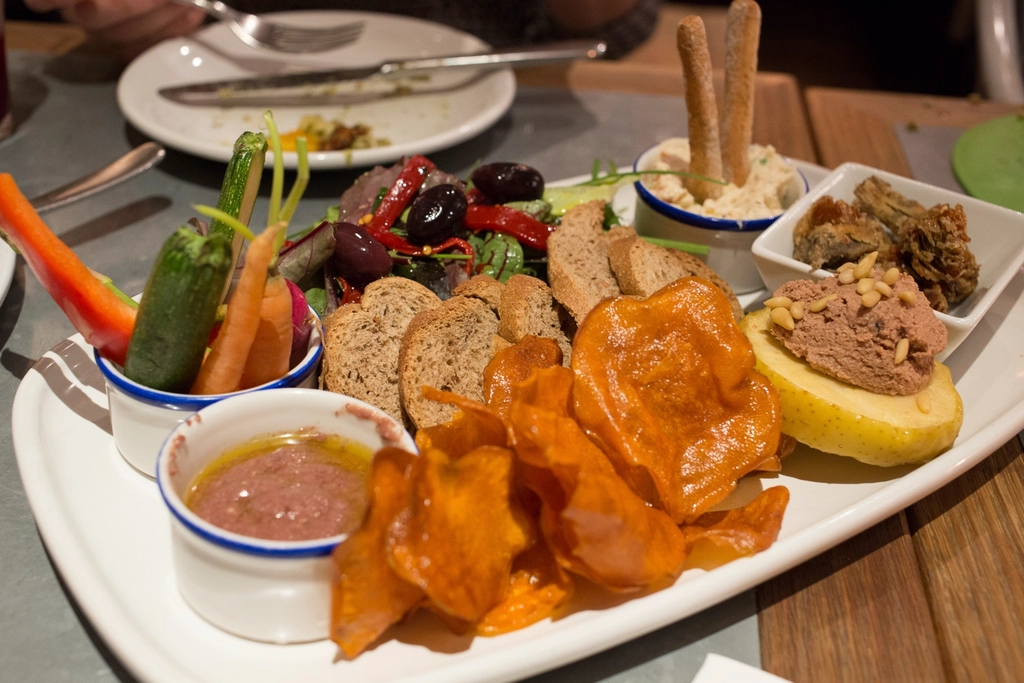 Dónde comer en el Barrio del Pilar: cocina castiza y tapas